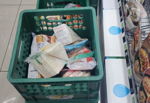 편의점에 배송된 제과류 꾸러미 사진입니다.