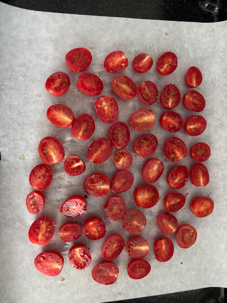 방울토마토에 소금과 후추 뿌림