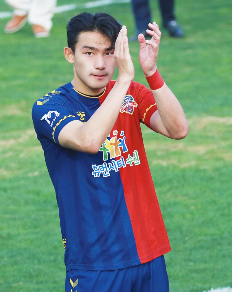 축구선수 조유민 박수치고 있는 모습