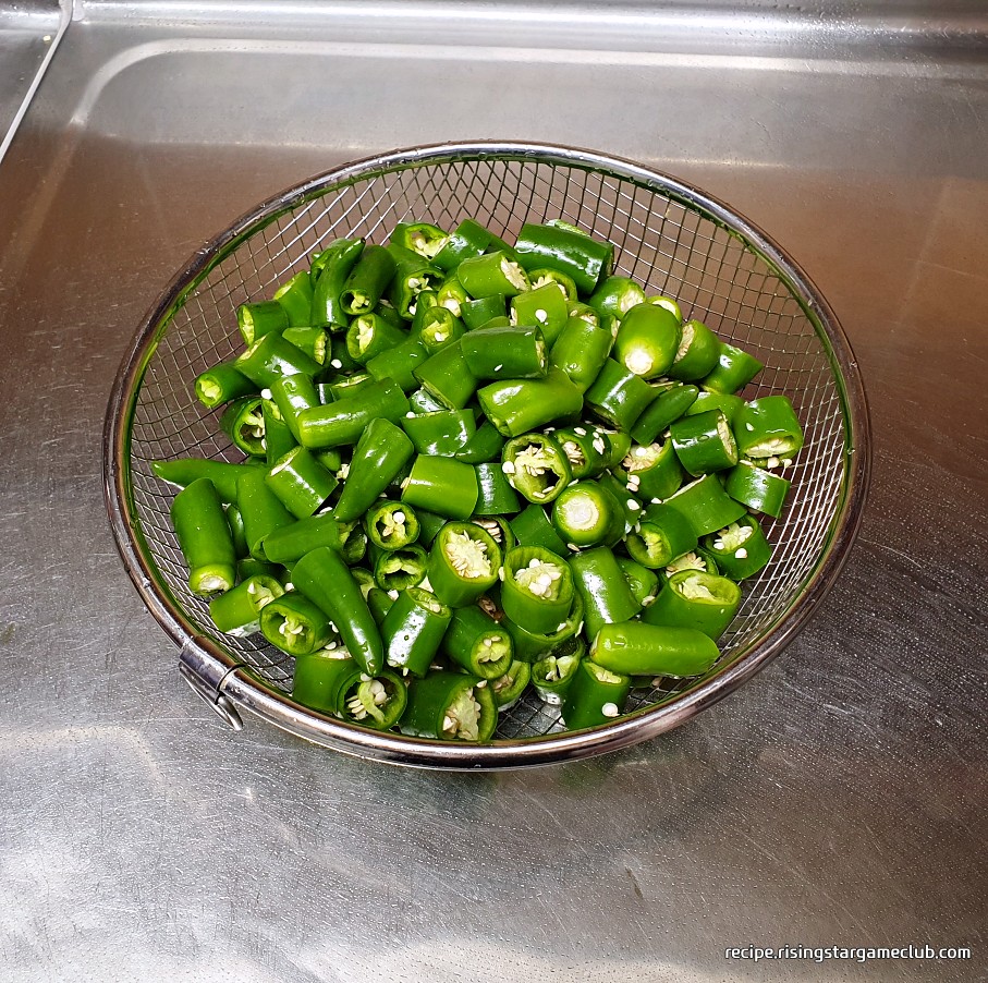 풋고추 된장무침에 들어갈 썰어진 풋고추를 채반에 담아 놓은 사진