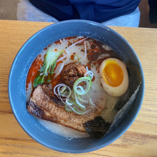 하늘색 그릇에 흑된장&amp;#44; 계란&amp;#44; 대파&amp;#44; 청경채&amp;#44; 차슈&amp;#44; 라면이 담겨 있습니다.