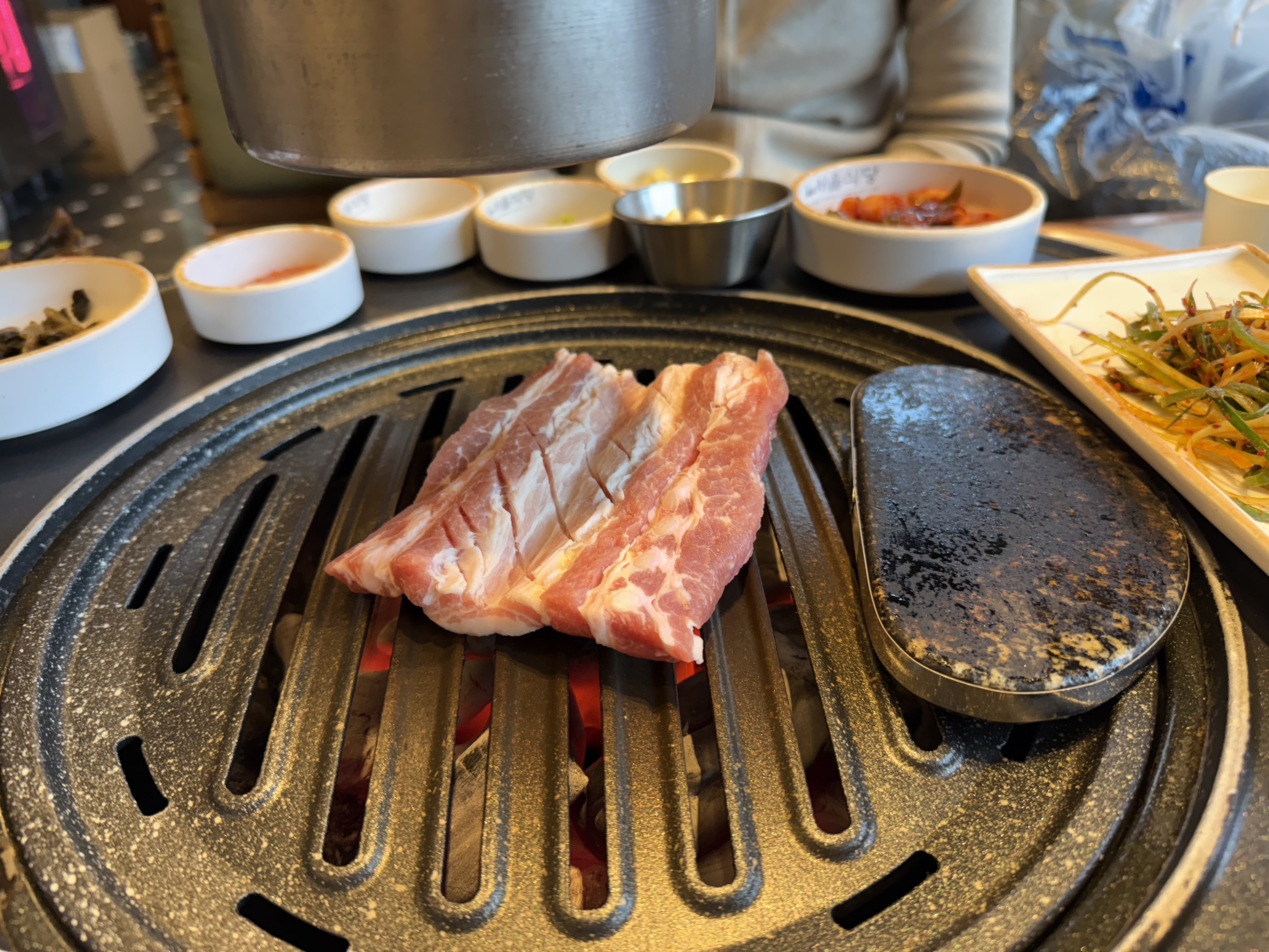 숯불에 구워지는 방이동 돈대갈비 맛집 뉴서울식당