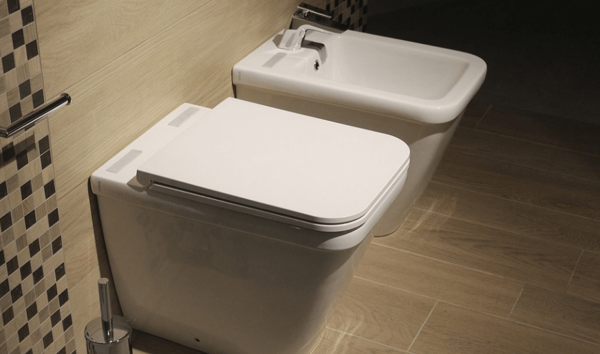 설사를 자주 하는 이유로 볼일을 보고 화장실 변기 뚜껑을 닫아 놓았다