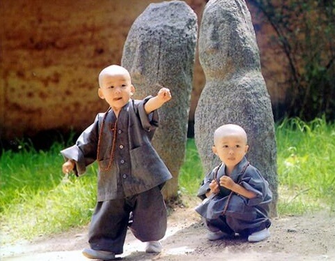 동자 스님 두 분이 놀고 있는 사진