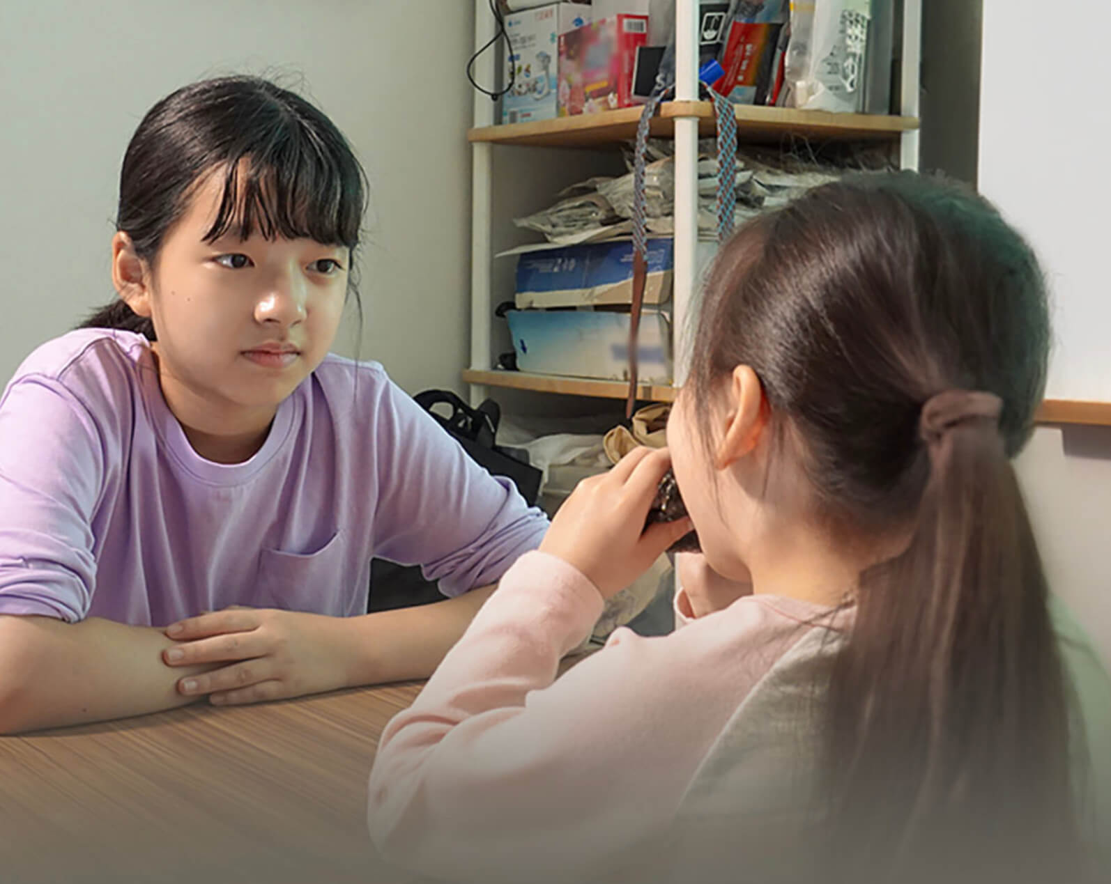 동생 바라보는 은아