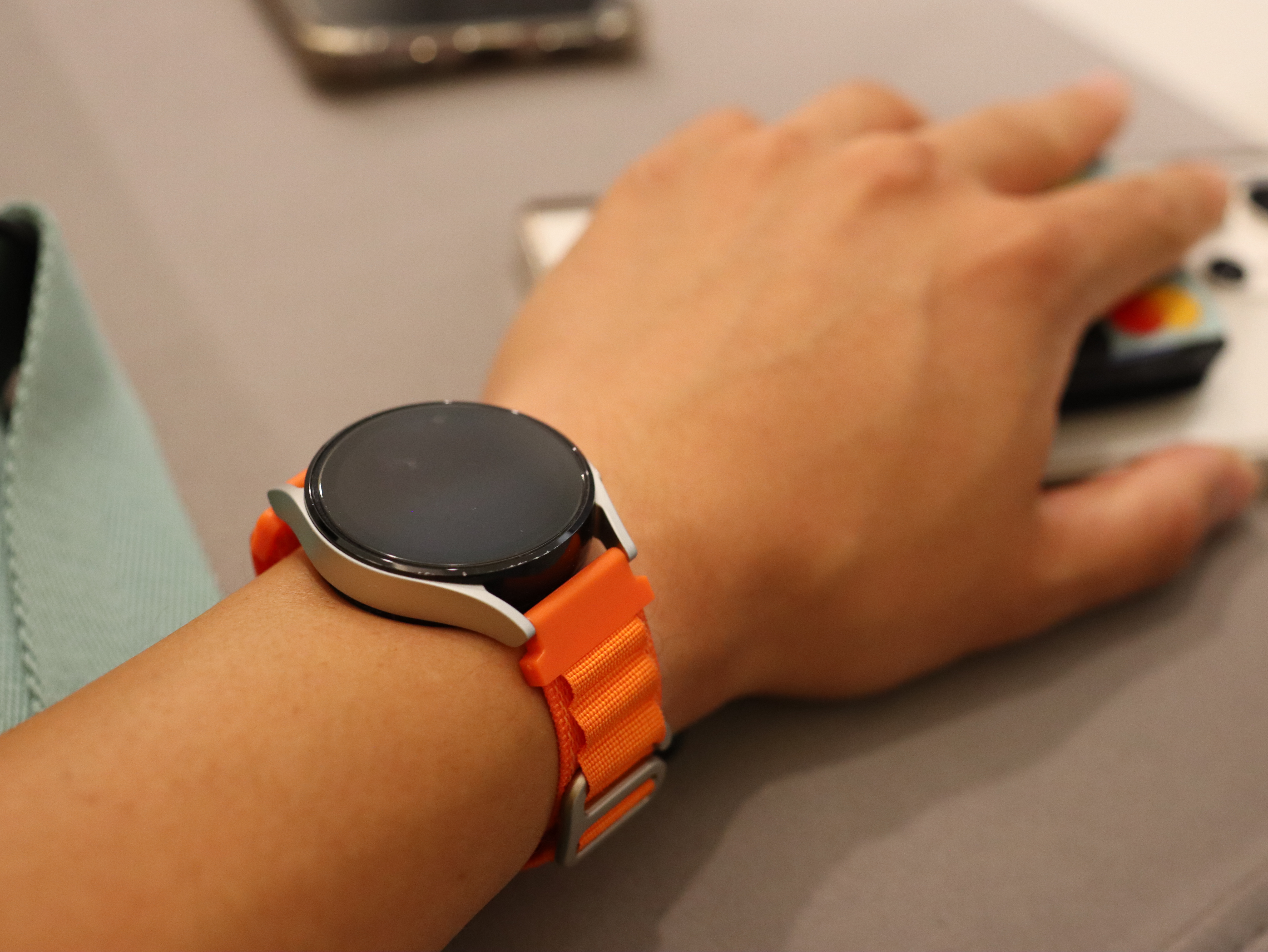 갤럭시워치 디자인과 화면 밝기 체감 이미지