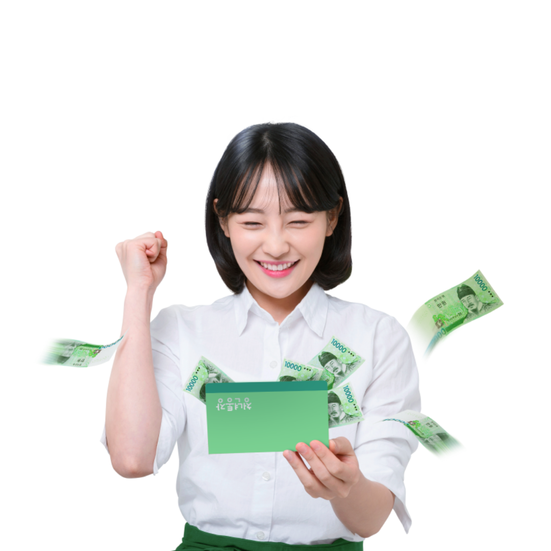 한 여성이 통장을 보면서 기뻐하고 있다.