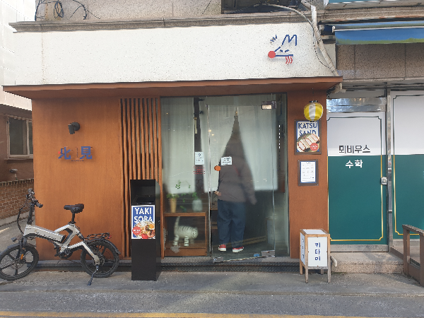 흰색 간판에 귀여운 로고,입구와 벽면은 우드로 일식집 분위기를 냈다.