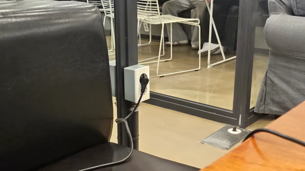 검은색-가죽-소파-옆에-콘센트