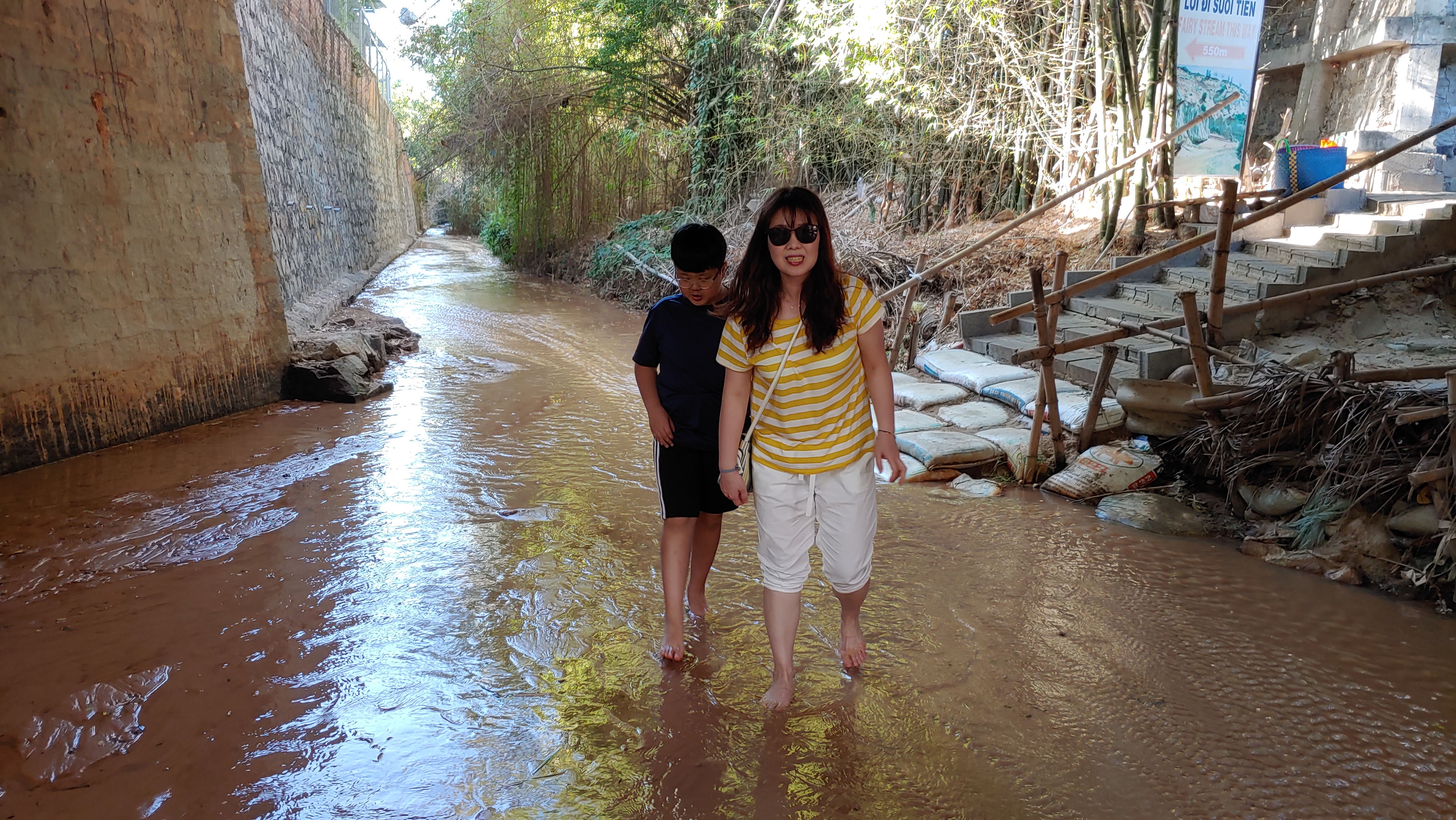 신발벗고 요정의 샘을 걷는 모습