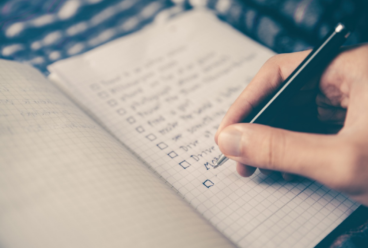 노트에 뭔가를 체크하는 사진