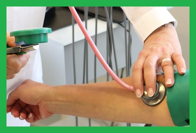 혈압-재는-의사-청진기