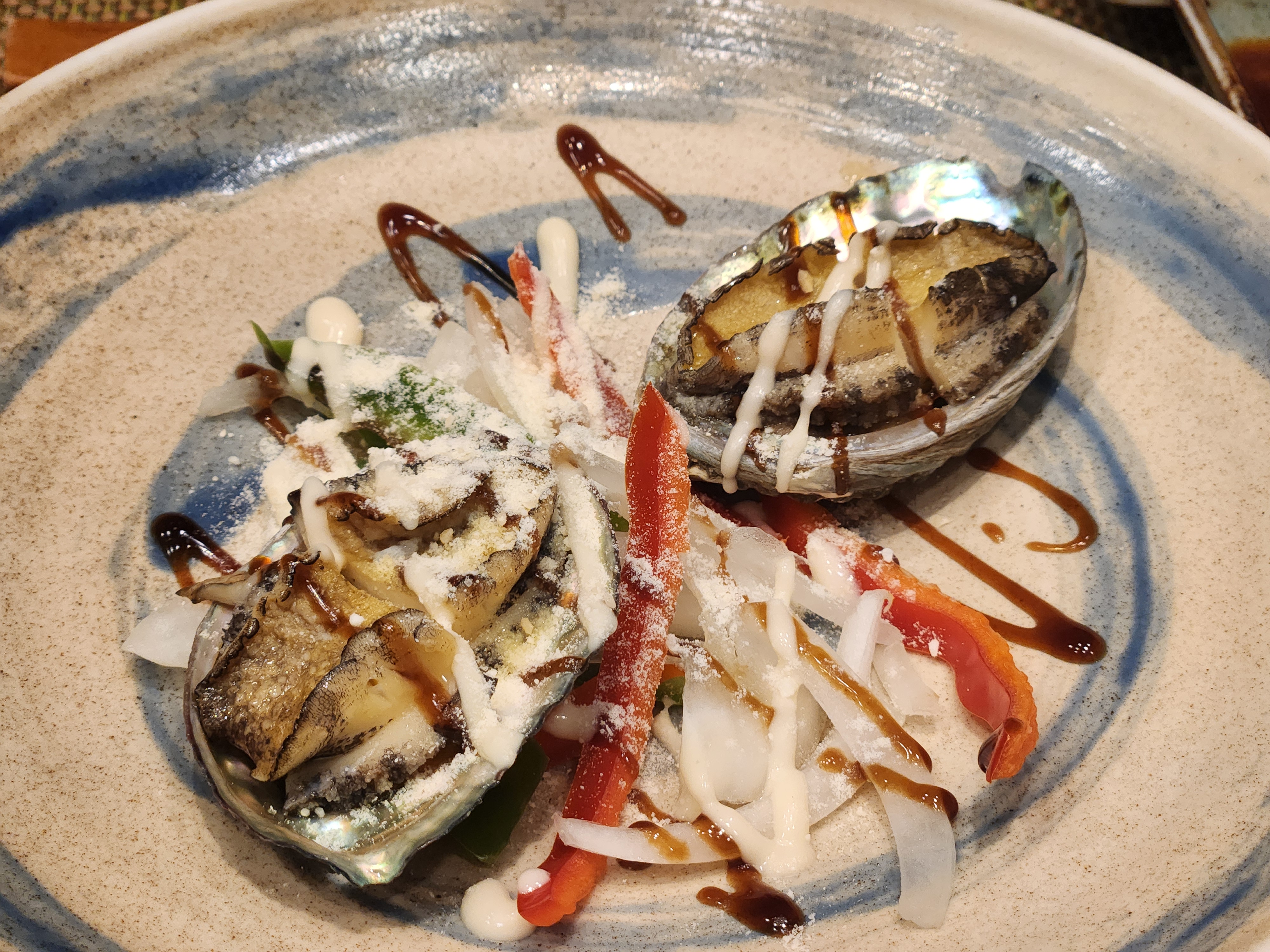 가매일식 점심 코스, 파마산 치즈 가루와 소스로 풍미를 살린 전복 요리