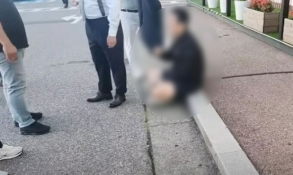 조폭 저격 콘텐츠를 만들어온 유튜버 B씨가 최근 수원의 폭력 조직원들과 승강이를 벌이는 모습. [사진=B씨 유튜브 채널]
