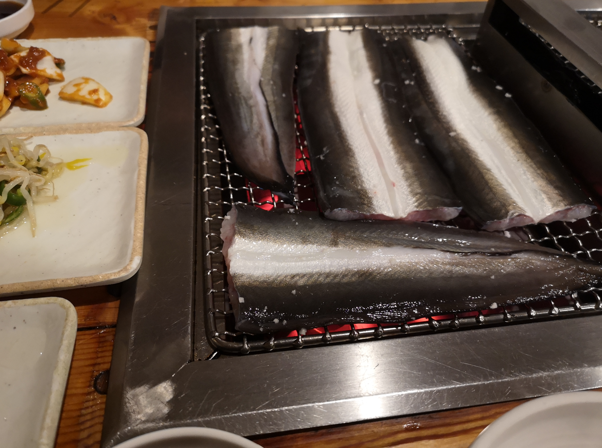 이천 장어구이 전문 식당 동림에서 민물장어를 올려 굽고 있는 사진입니다