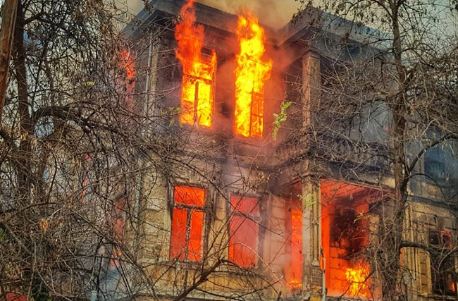 집에 불이나는 사진 출처: unsplash 제공