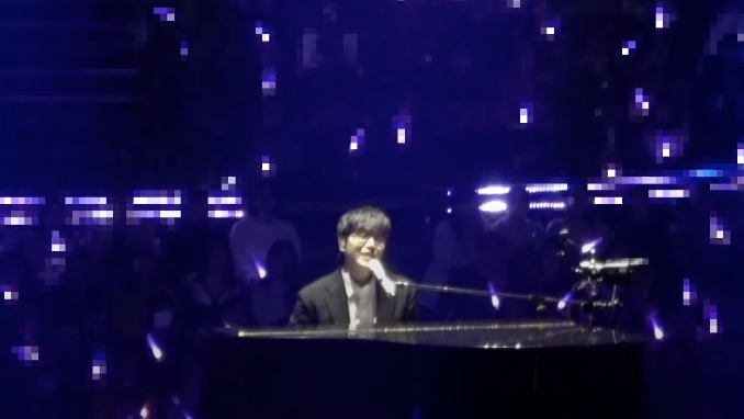 피아노 앞에 앉아 노래부르는 성시경