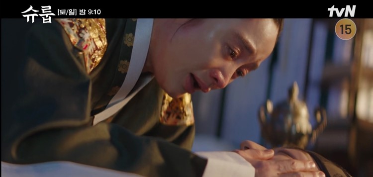 세상을 떠난 세자와 오열하는 중전