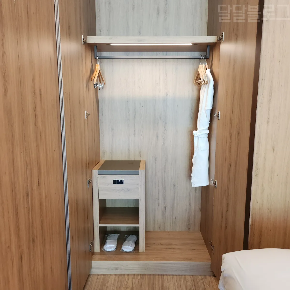 정선-파크로쉬-객실-옷걸이-가운