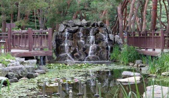 솔밭근린공원 연못과 폭포 경관, 가오리역에서 도보 15분 거리 자연 휴식 공간