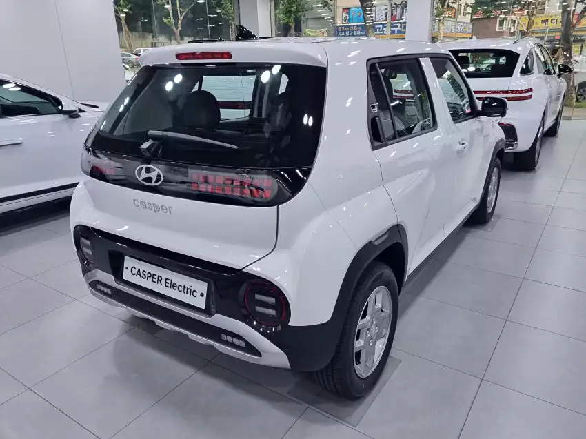 전구형 리어램프가 달린 캐스퍼 일렉트릭입니다.