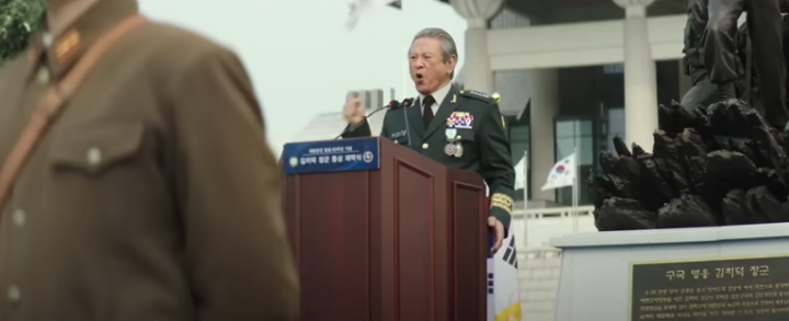 자신의동상앞에서연설을하고있는김치덕장군