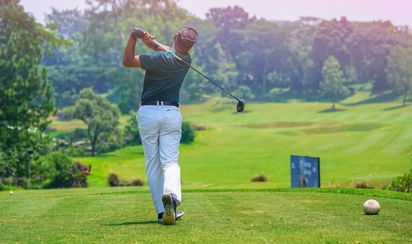 골프-스윙을-하고있는-사람