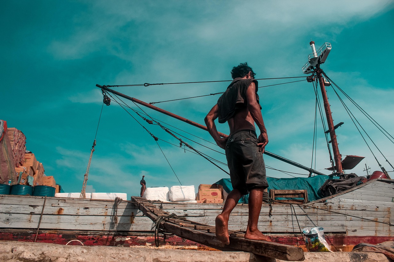 자카르타 순다클라파 항구에서 일하는 현지인과 나무 배