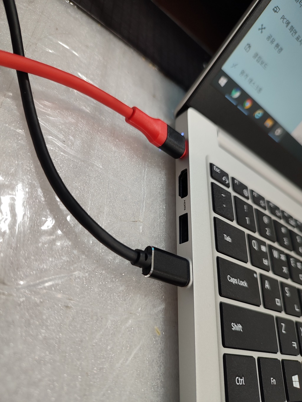 USB C to HDMI 변환 젠더와 케이블를 이용해서 모니터 출력 확인 중