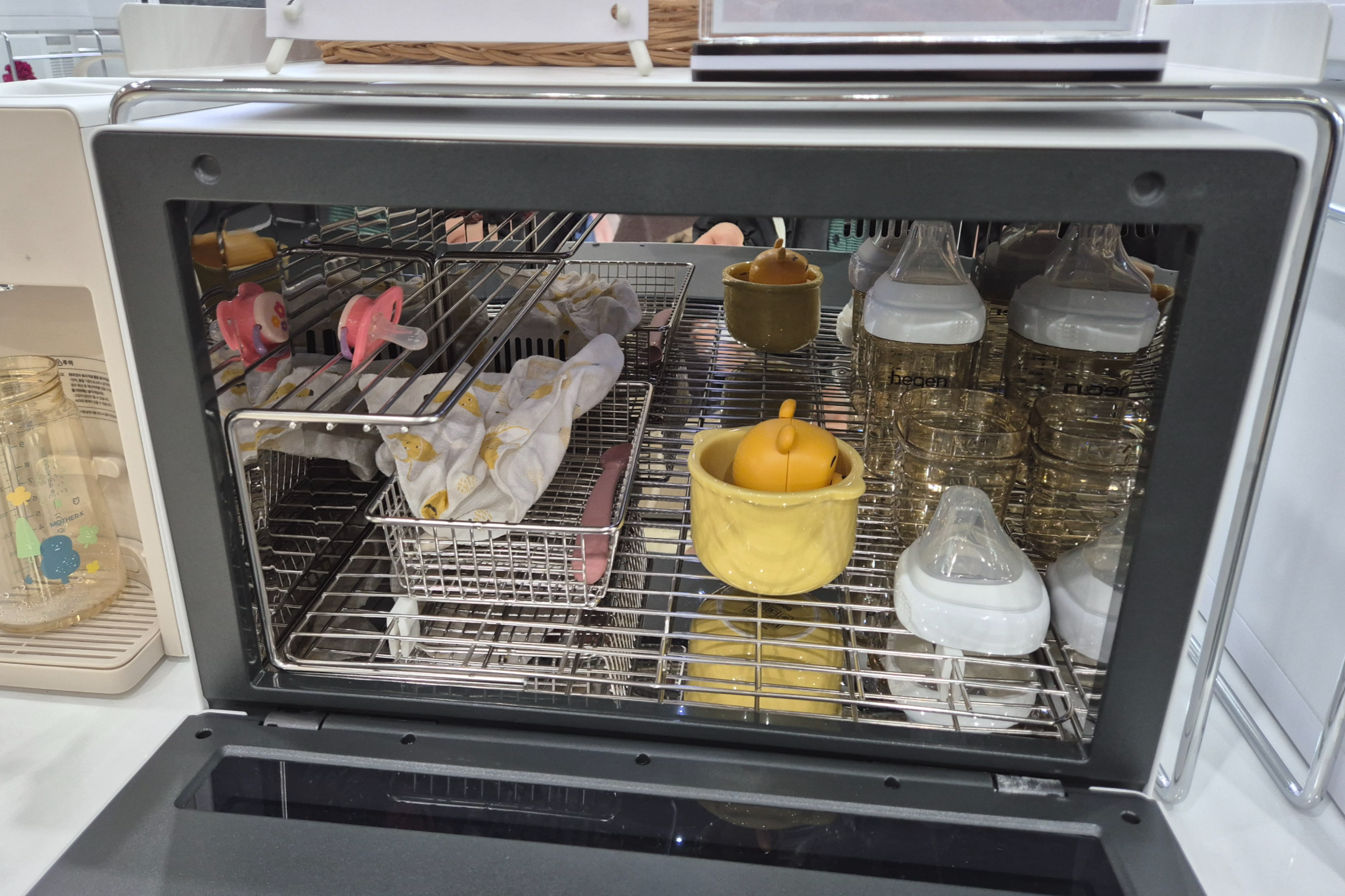 픽셀 UV 젖병 소독기 내부