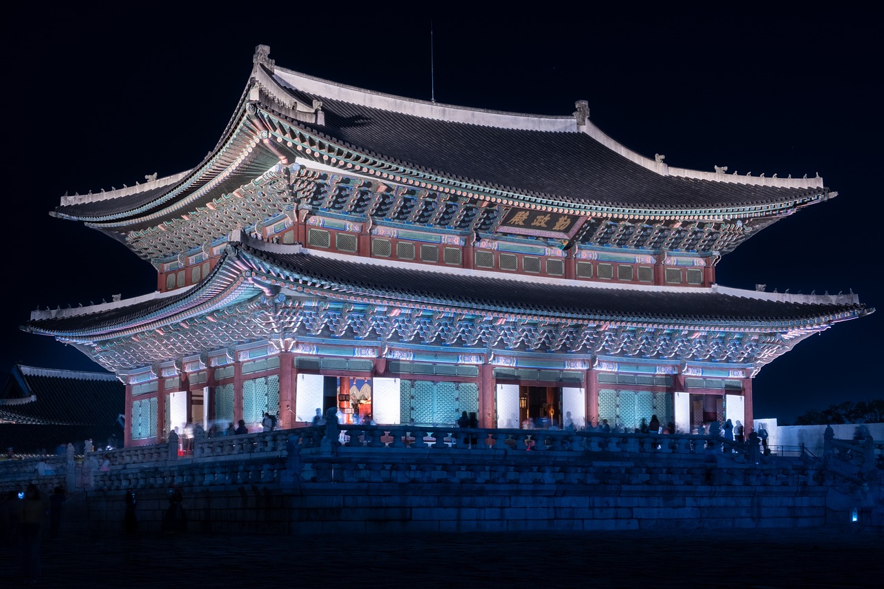 한국 서울에 위치한 경복궁 야경
