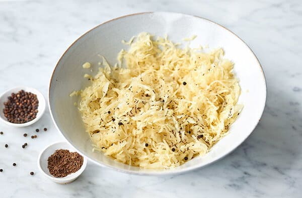 양배추에 향신료 넣는 사진