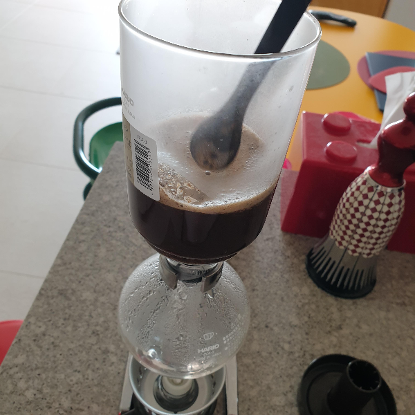 사이폰 아이스커피와 핫 커피 1인분 레시피: 중배전 원두 사용_핫 커피_2차 교반