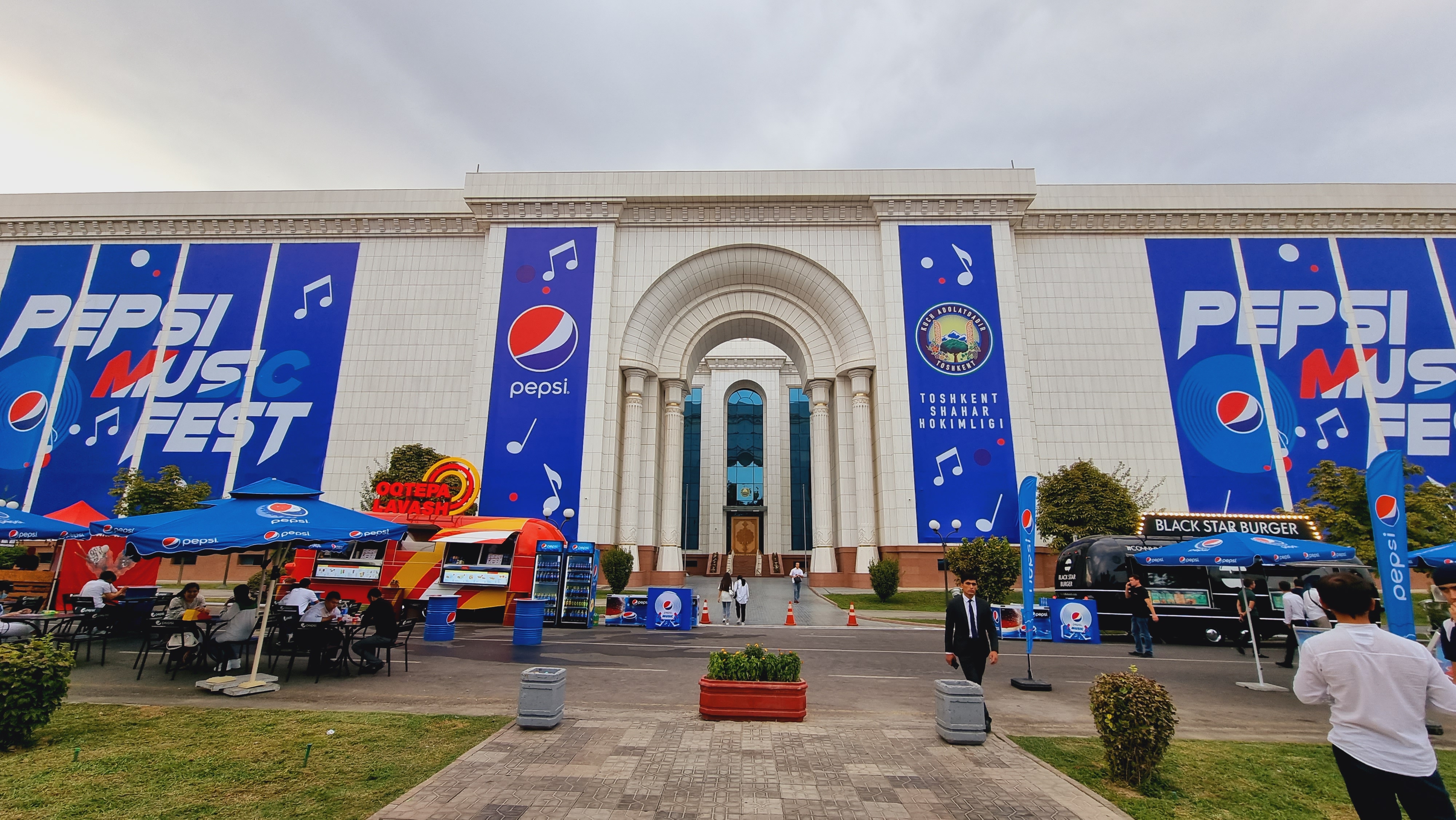 타슈켄트 국립도서관 행사 안내 배너