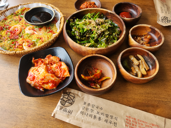 제공되는 반찬들과 미나리통통 새우전