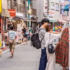 일본 여행중 길거리에서 쇼핑하는 모습