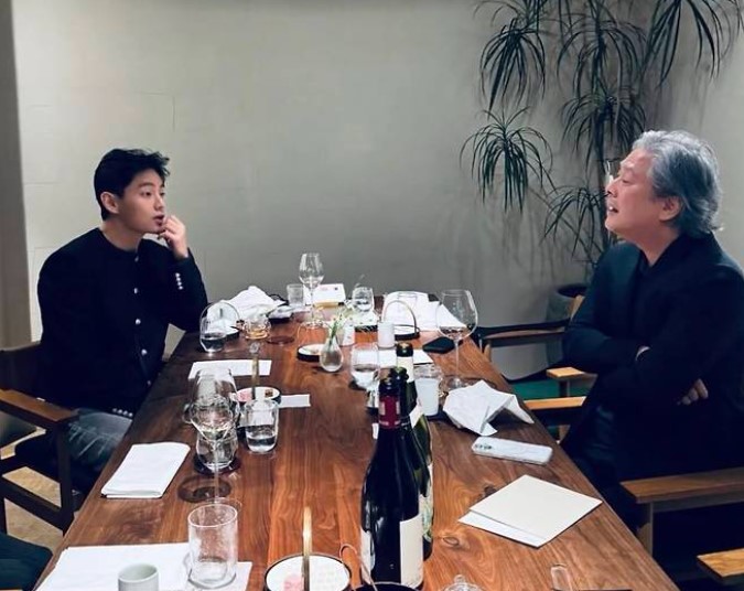 전역 D-1 뷔, 송강과 훈훈한 인증샷&hellip;박찬욱 감독과의 만남까지! 관련 사진 2