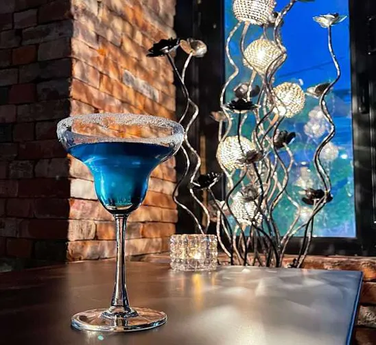 DEN LOUNGE & BAR