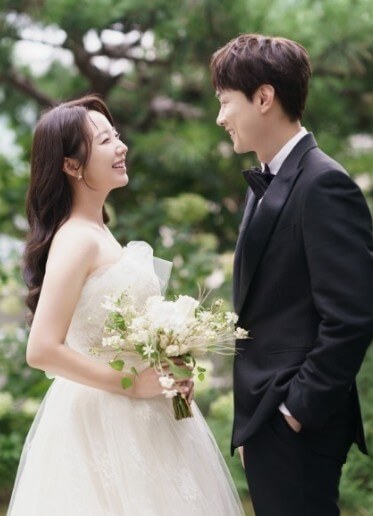신기은pd와-민경훈-웨딩사진입니다.