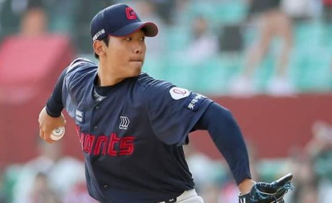 우강훈, LG 우강훈, 우강훈 야구선수, LG 트윈스, 염경엽, 우강훈 홀드, 우강훈 트레이드, 우강훈 롯데, 손호영 트레이드, 사이드암 강속구, 뱀직구, 우강훈 제구, LG 필승조, KBO 리그, 프로야구 순위, 유영찬, 김진성, 함덕주, 잠실야구장, LG 트윈스 우승 저력