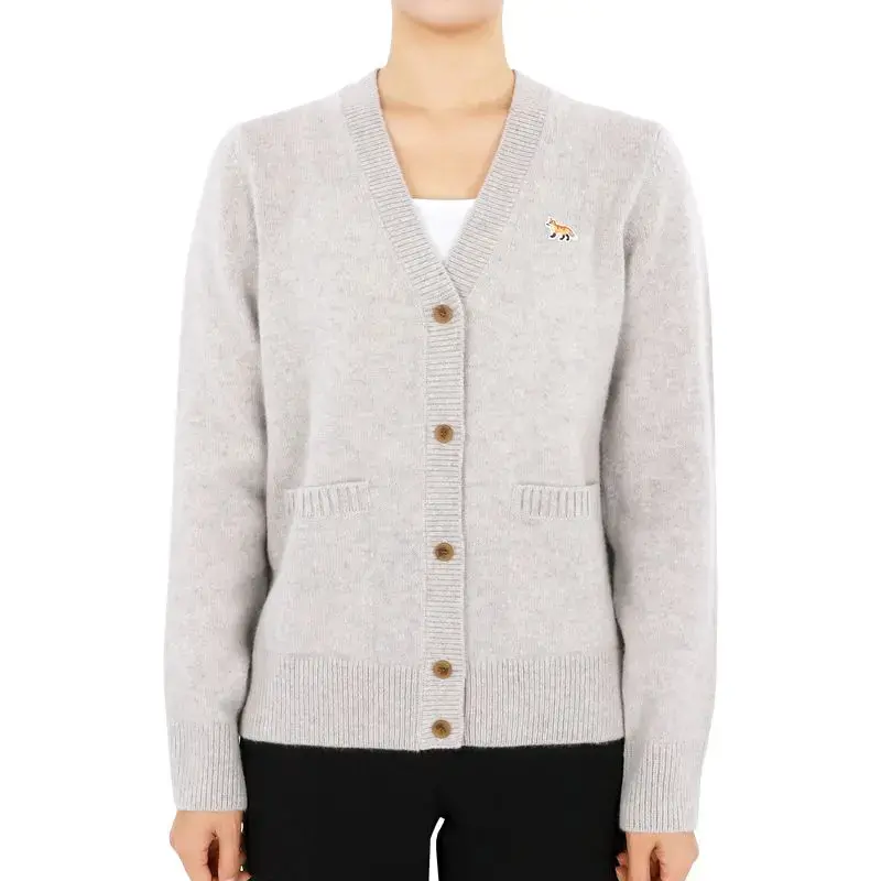 메종키츠네의 심플하며 캐주얼한 스타일 디자인 가디건