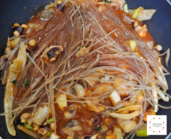 용두동 주꾸미와 당면과 대파와 양파 넣은 것