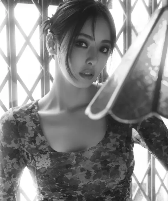 솔로지옥3-
흑백사진 머리를 위로 올려묵고 가슴이 파인 긴팔 원피스를 입은 이다혜