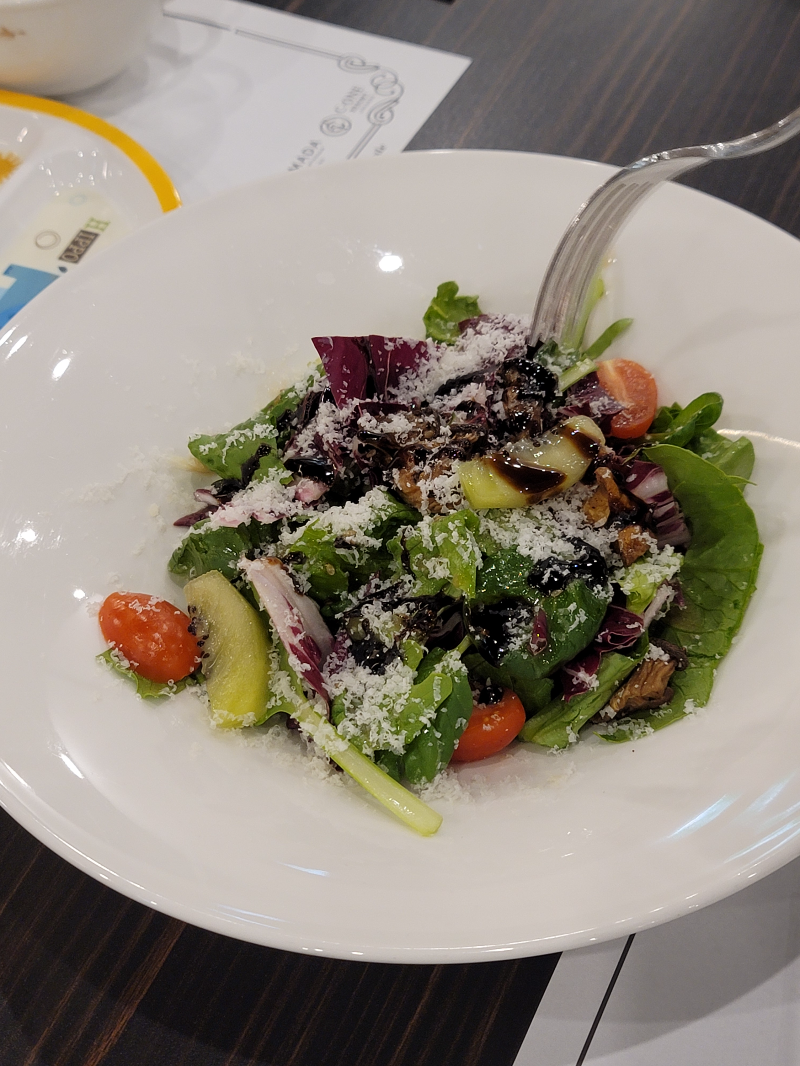 심플하우스 샐러드 메뉴에는 과일과 야채들이 포함