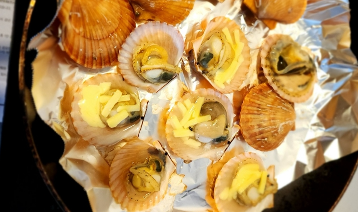 프라이펜에 홍가리비를 굽고 있는 사진입니다.