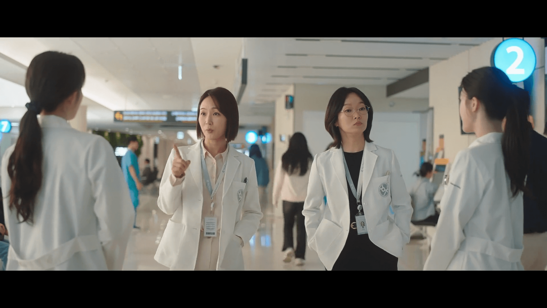 넷플릭스 드라마 '언젠가는 슬기로울 전공의생활' 10화-오이영과 표남경에게 수술방을 잡아두라고 신경전을 펼치는 서정민 교수와 공기성 교수