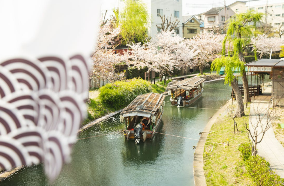 오타루 운하에 사람들을 수송하는 보트