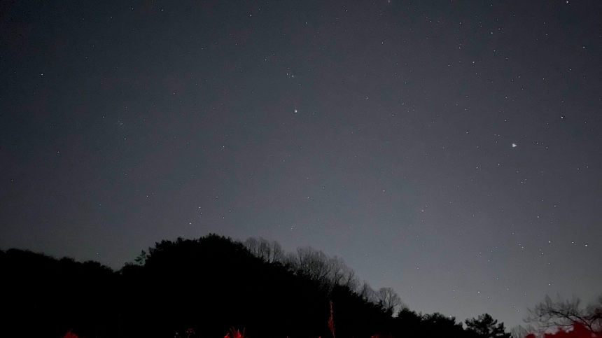 산을 배경으로 한 별빛사진