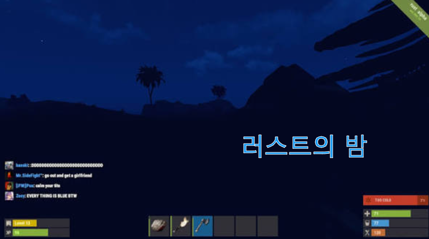Rust 플레이어가 밤 시간대 기지에서 장비와 자원을 관리하는 모습