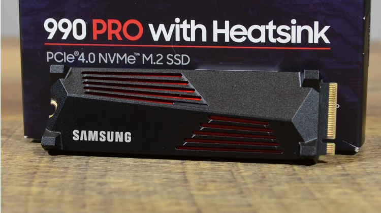 소매용 포장재 앞에 놓인 나무 테이블 위의 삼성 990 Pro.